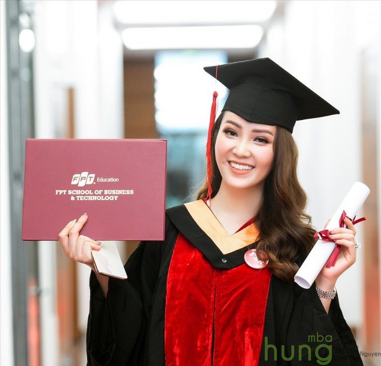 Á hậu Thụy Vân lấy bằng thạc sĩ MBA
